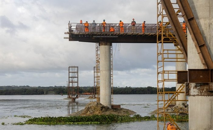 Ponte entre Penedo e Neópolis avança e previsão é de entrega ainda este ano, diz Renan Filho