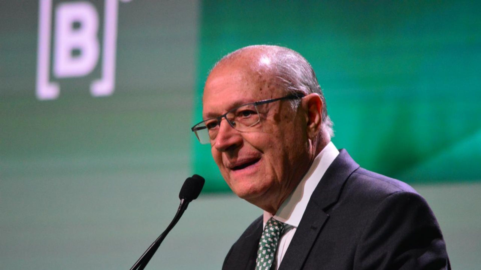 Brasil busca crédito emergencial diante do protecionismo dos EUA