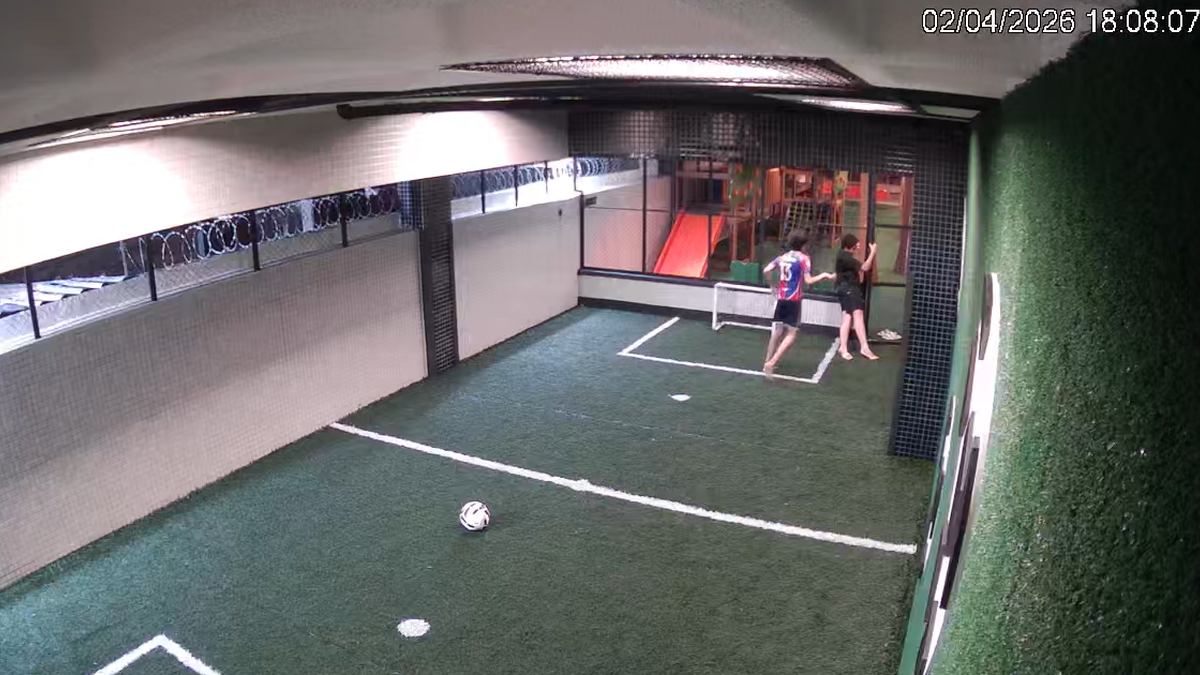 Mãe fala pela primeira vez sobre filho que salvou amigo de choque elétrico