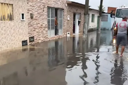 Chuva intensa expõe falhas na drenagem e alaga casas no Prado
