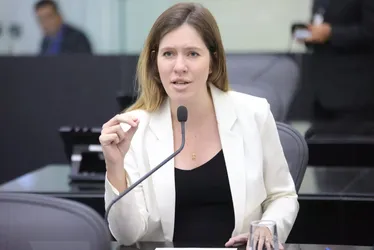 Cibele Moura reage à possível aprovação automática em colégio militar