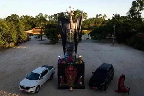 Cidade nordestina ganha estátua de 11 metros em homenagem ao diabo