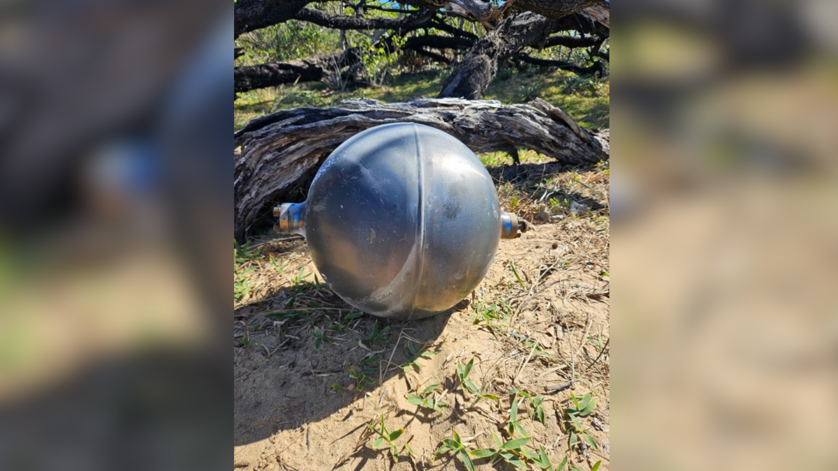 Esferas metálicas misteriosas são encontradas em praia da Austrália
