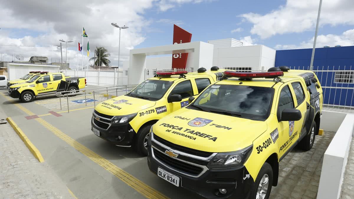 Mulher é agredida com mata-leão após filho jogar bola no portão de vizinhos, em AL
