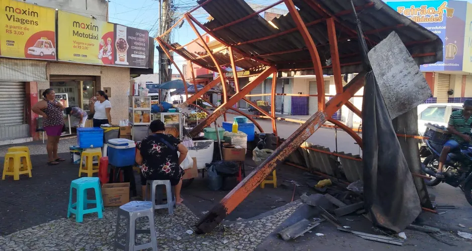 Cobertura desaba na feira livre do Centro de Arapiraca; comerciantes alertam para novo risco