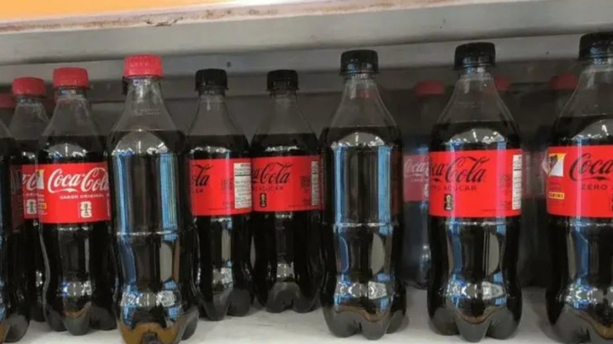 Coca-Cola substitui garrafas após roubo de rótulos por figurinhas da Copa