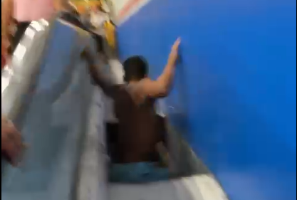 Vídeo: Homem afunda em esteira rolante de supermercado ao tentar capturar cobra