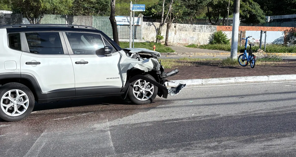 Colisão entre carro e micro-ônibus deixa pista suja de destroços em Jacarecica
