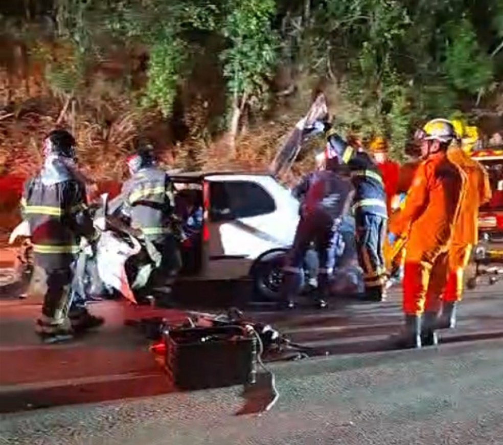 Batida entre carros deixa feridos e motorista preso às ferragens na BR-316