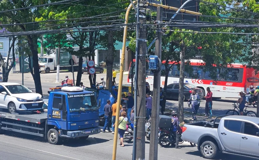 Suspeita de falha nos freios termina em colisão na Avenida Fernandes Lima, em Maceió