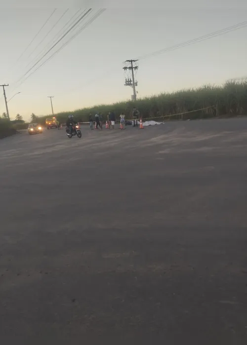 Colisão frontal entre motocicleta e ônibus deixa dois jovens mortos na AL-420