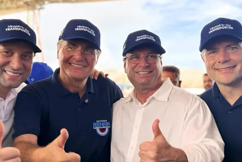 Com apoio indefinido, Luciano sobe no palanque com Paulo e Renan Filho