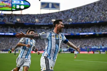 Messi brilha com hat-trick e iguala recorde histórico em Copas