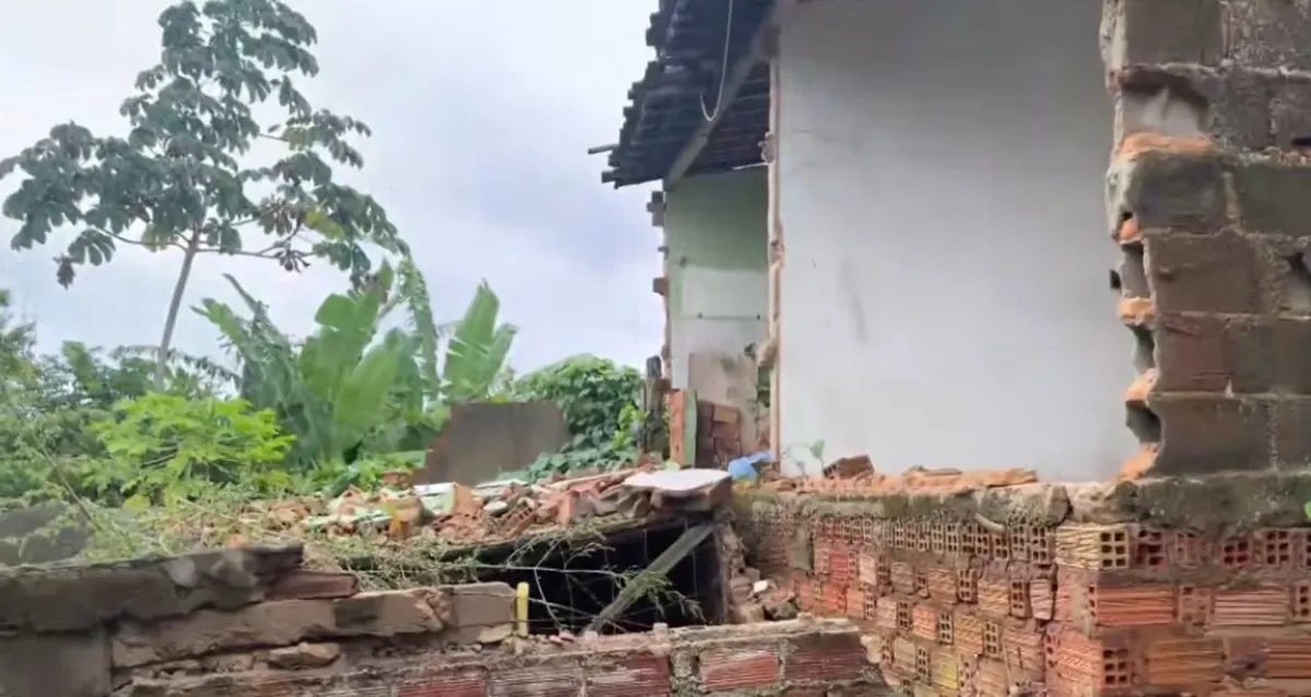 Há 5 anos interditada, casa ameaça desabar sobre vizinhos no Petrópolis após chuvas fortes