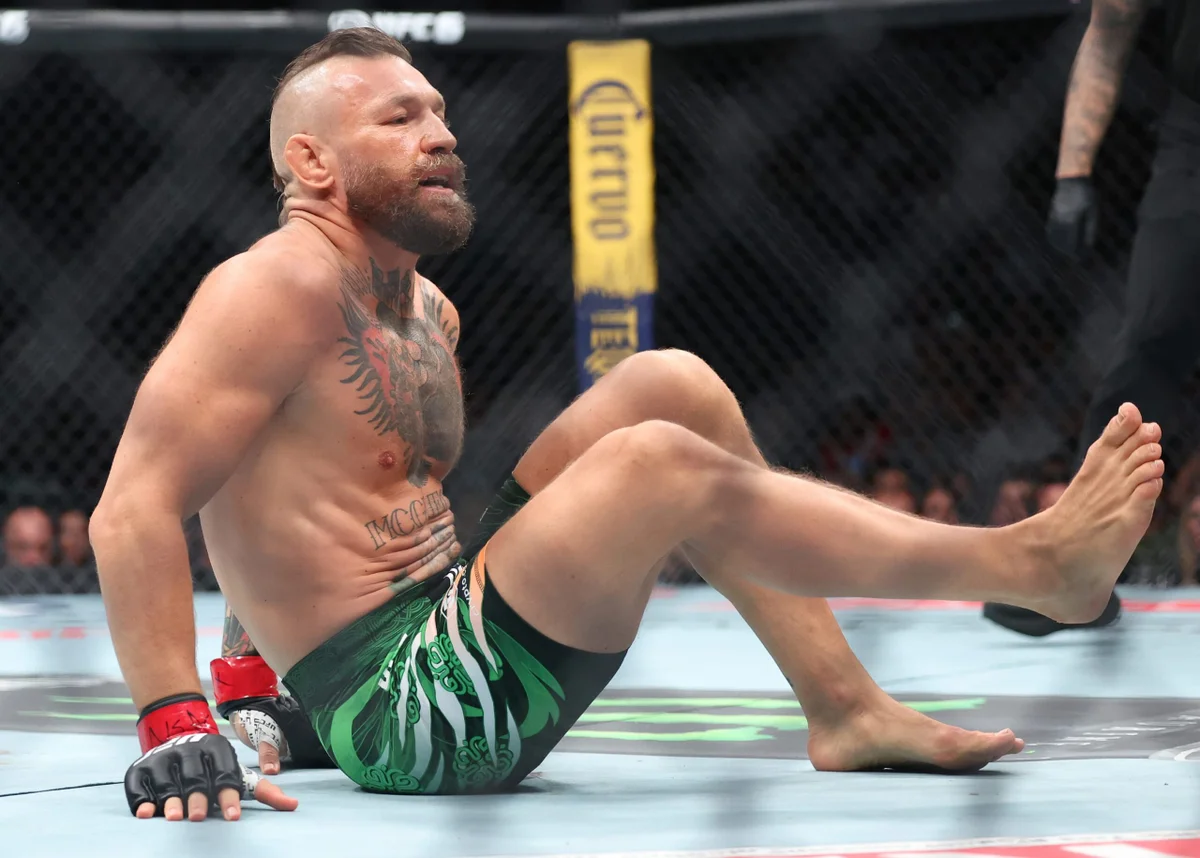 McGregor sofre nova lesão e ficará afastado do UFC por um ano