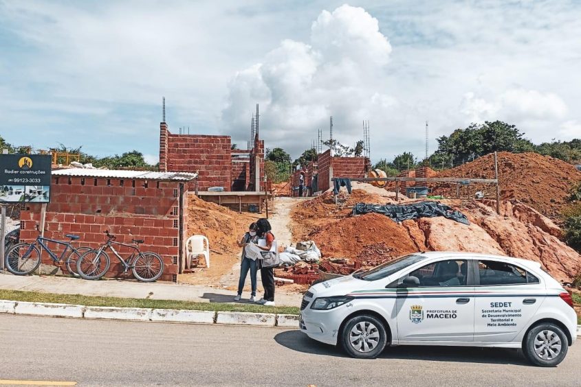 Por irregularidades, mais de 350 obras e edificações são notificadas pela Prefeitura