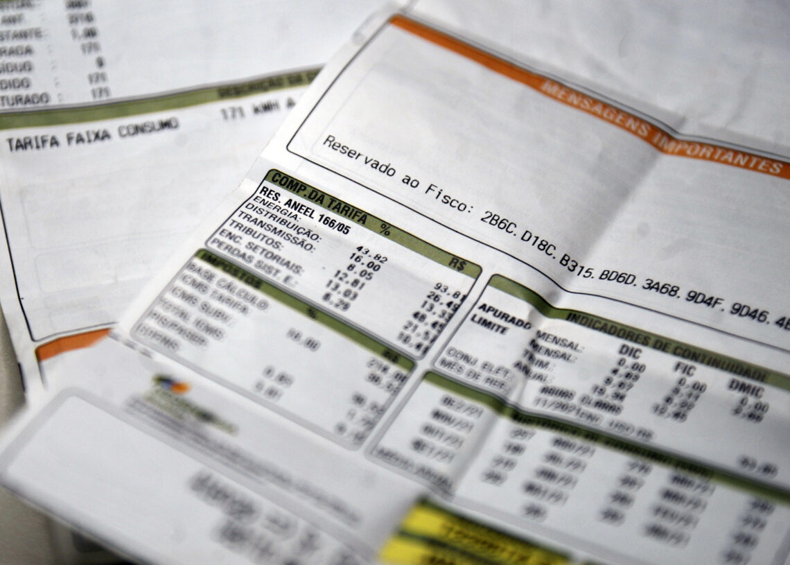 Aneel mantém bandeira vermelha e conta de luz segue mais cara em novembro