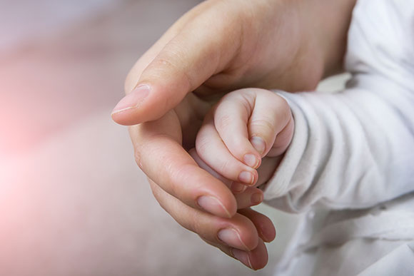 Bebê de 2 meses morre sufocado após adormecer com a mãe em Maceió