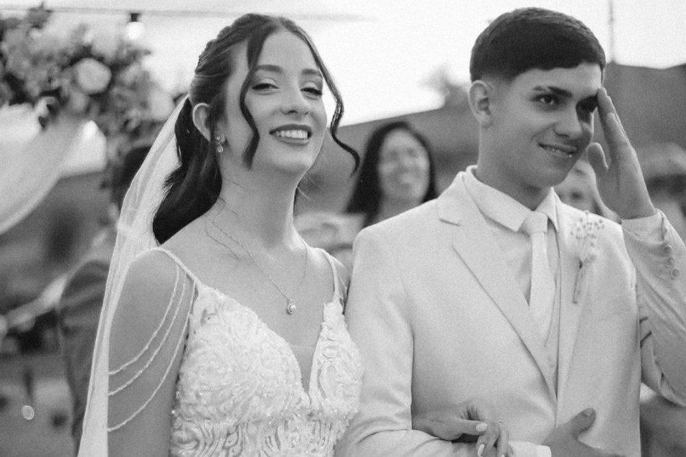 Casal recém-casado morre em acidente e é sepultado junto sob forte comoção