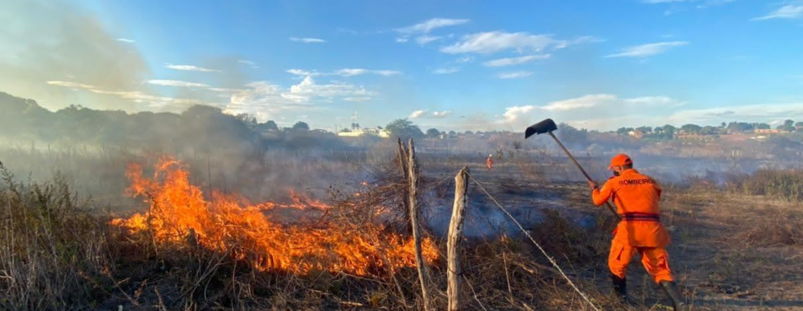 Corpo de Bombeiros atua no combate ao fogo em vegetação e alerta para prevenção