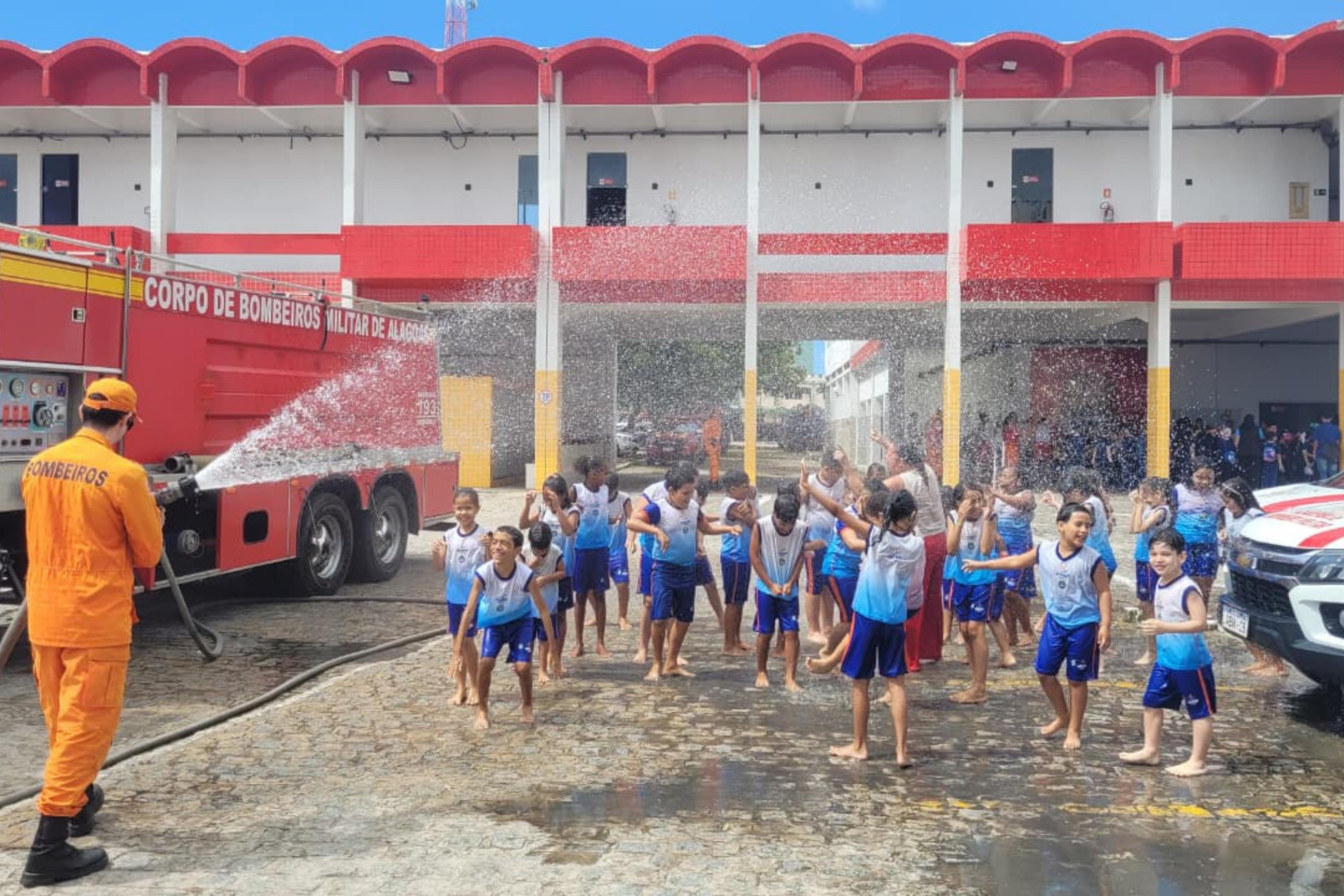 Corpo de Bombeiros recebe visita de 600 crianças em comemoração ao Dia do Soldado