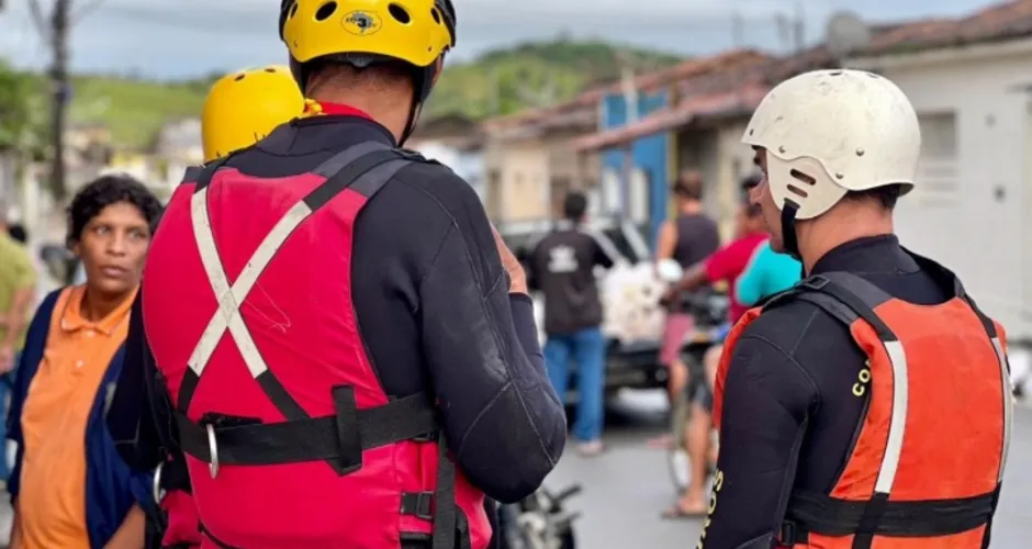 Corpo de Bombeiros resgata pessoas ilhadas após inundação em Atalaia