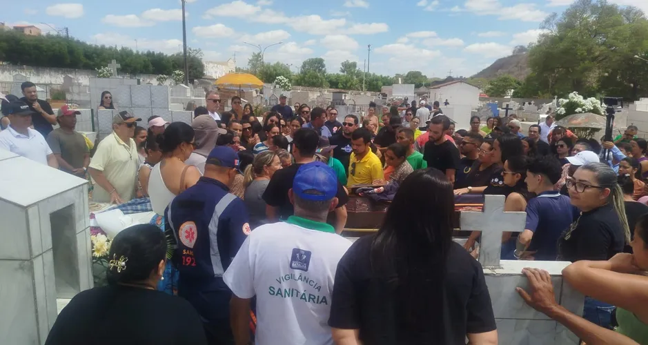 Corpo de enfermeiro assassinado em motel é sepultado sob forte comoção em Batalha