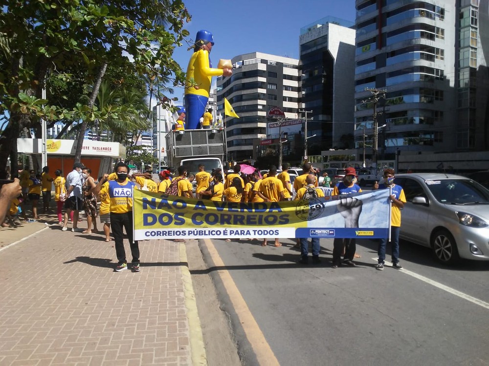 Trabalhadores dos Correios realizam ato em Maceió contra a privatização da empresa