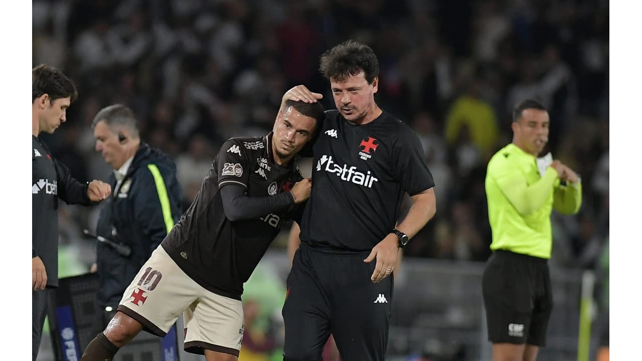 Coutinho é vaiado e Diniz assume culpa após nova derrota do Vasco; veja