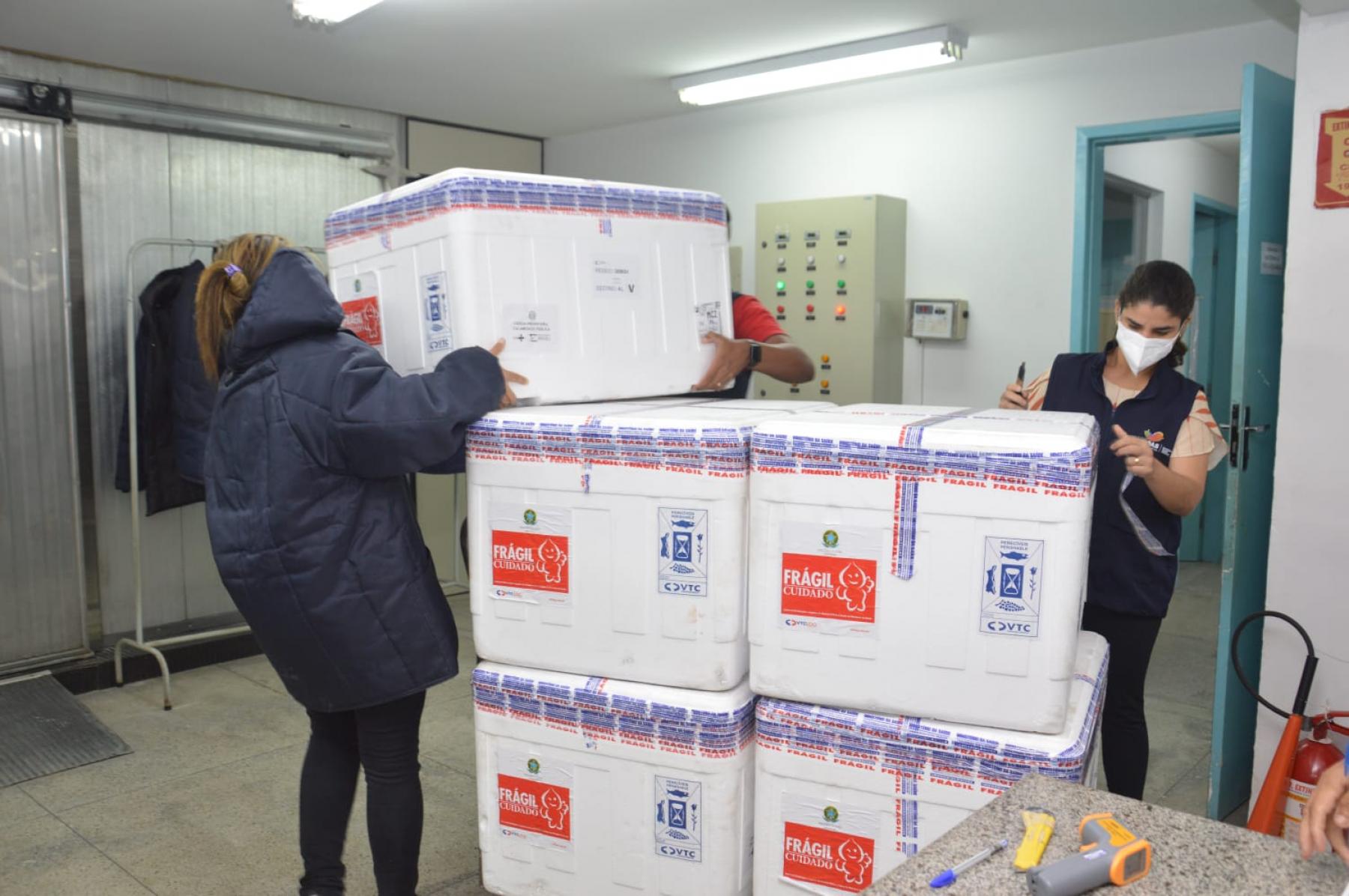 Alagoas recebe novo lote do imunizante AstraZeneca contra a covid-19