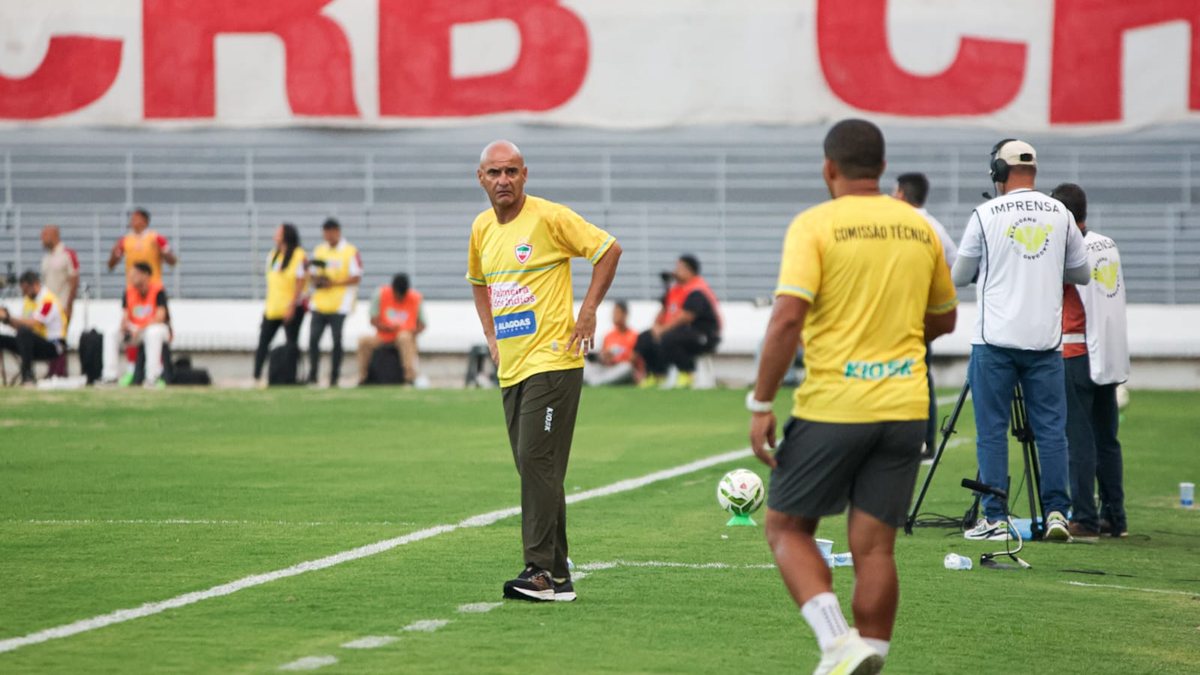 CSE troca comando técnico após derrota no Campeonato Alagoano; Leandro Campos assume equipe