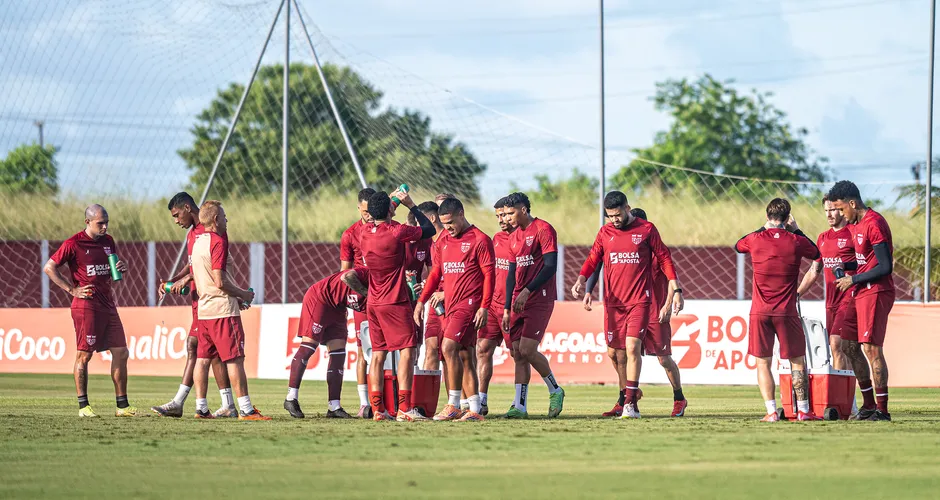 CRB treina para enfrentar Ponte Preta com indefinição na lateral-esquerda