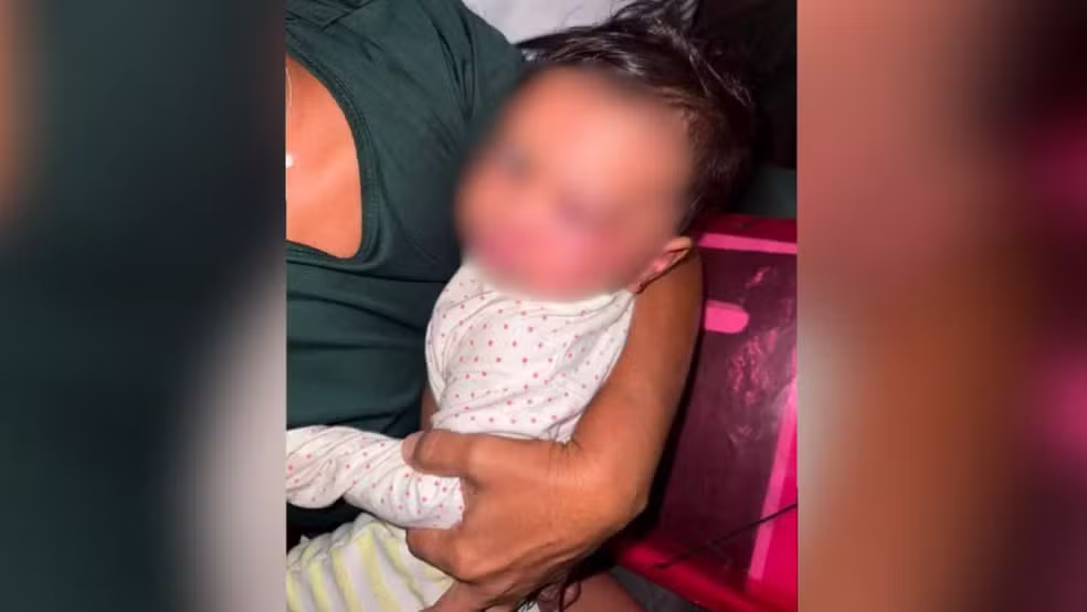 Mãe é presa suspeita de espancar filha de 8 meses e agredida por moradores
