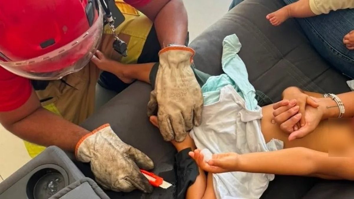 Menino de 3 anos fica preso em sofá após brincar com supercola