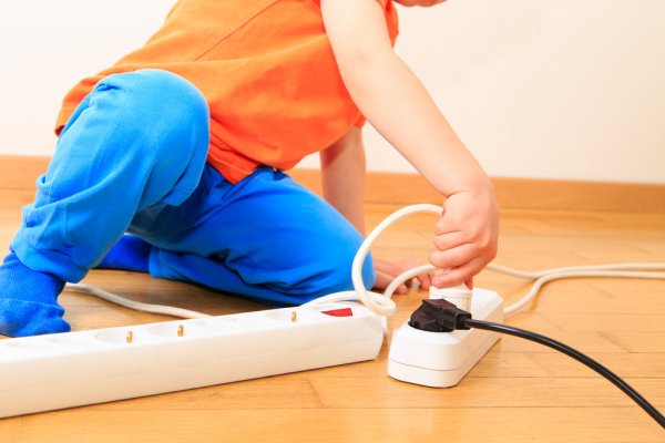 Brinquedos eletrônicos exigem atenção dos pais para evitar acidentes