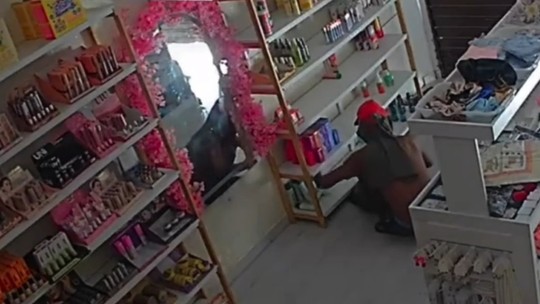 Dupla invasão na mesma madrugada: ladrão volta à mesma loja e causa prejuízo
