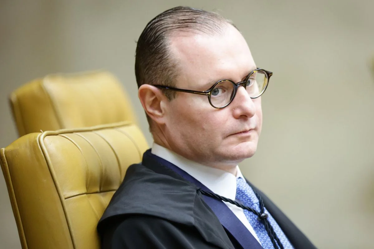 Zanin exige dados de celular e rebate Mendonça sobre ação no STF