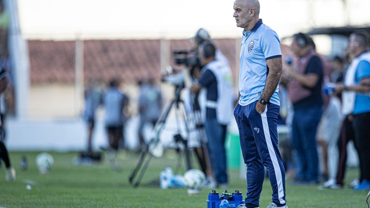 Schülle diz que só permanece no CSA com apoio da torcida e diretoria