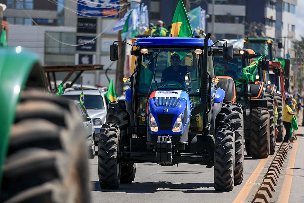 Maquinas pesadas e tratores fazem desfile em apoio a Bolsonaro em Alagoas