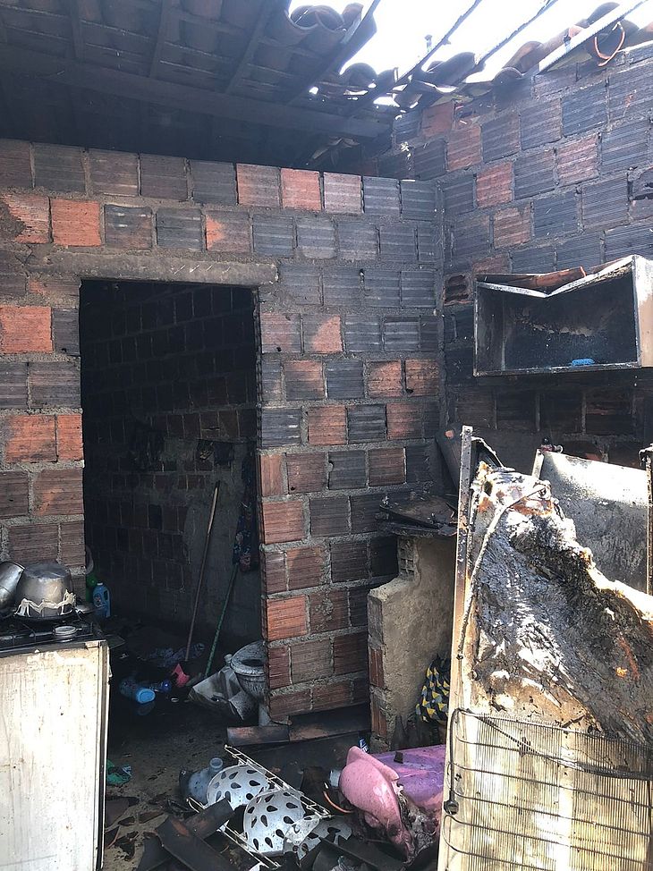 Incêndio destrói casa no Jacintinho: 'Perdi tudo', lamenta dona