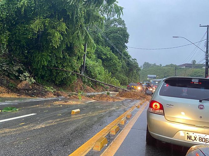 Deslizamento de terra bloqueia trânsito na Avenida Leste-Oeste