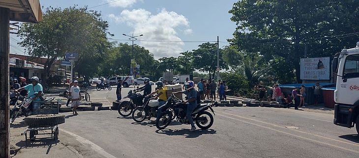 Moradores do bairro Vergel do Lago bloqueiam a Avenida Senador Rui Palmeira em Maceió; entenda