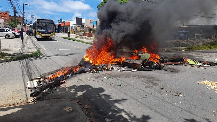Moradores protestam contra valor da energia no bairro do Feitosa, em Maceió