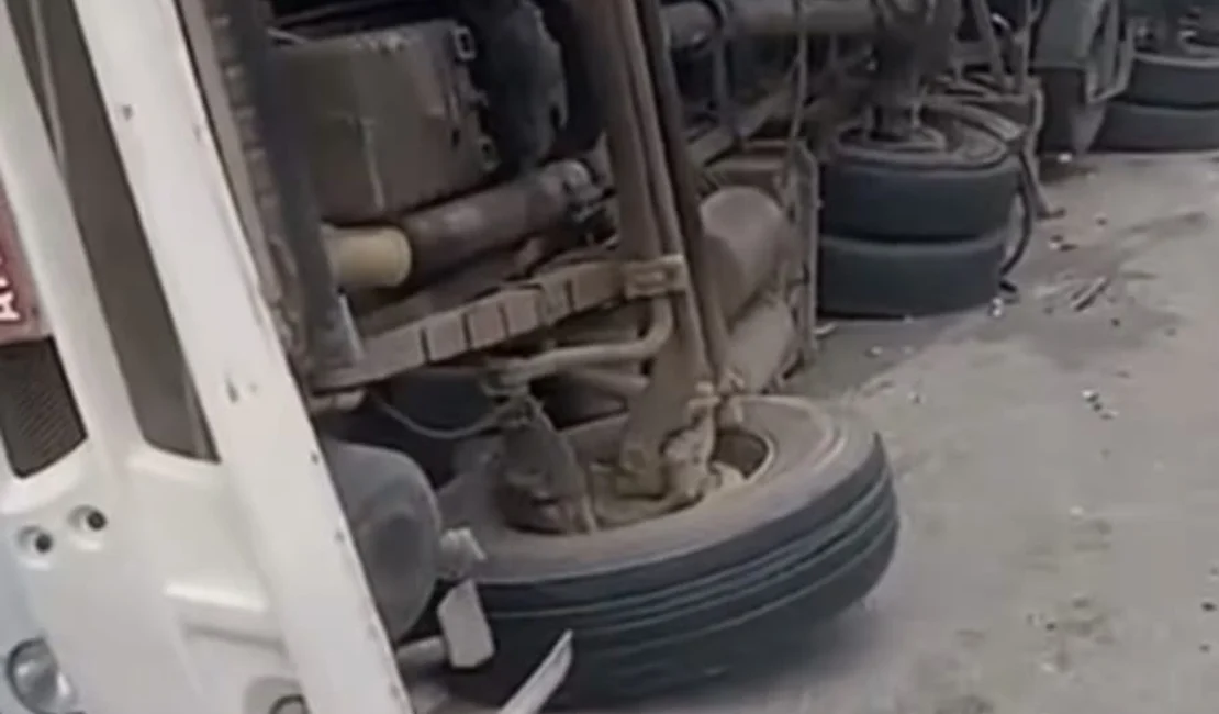 Caminhão tomba às margens da BR-101 em Flexeiras e família escapa sem ferimentos graves