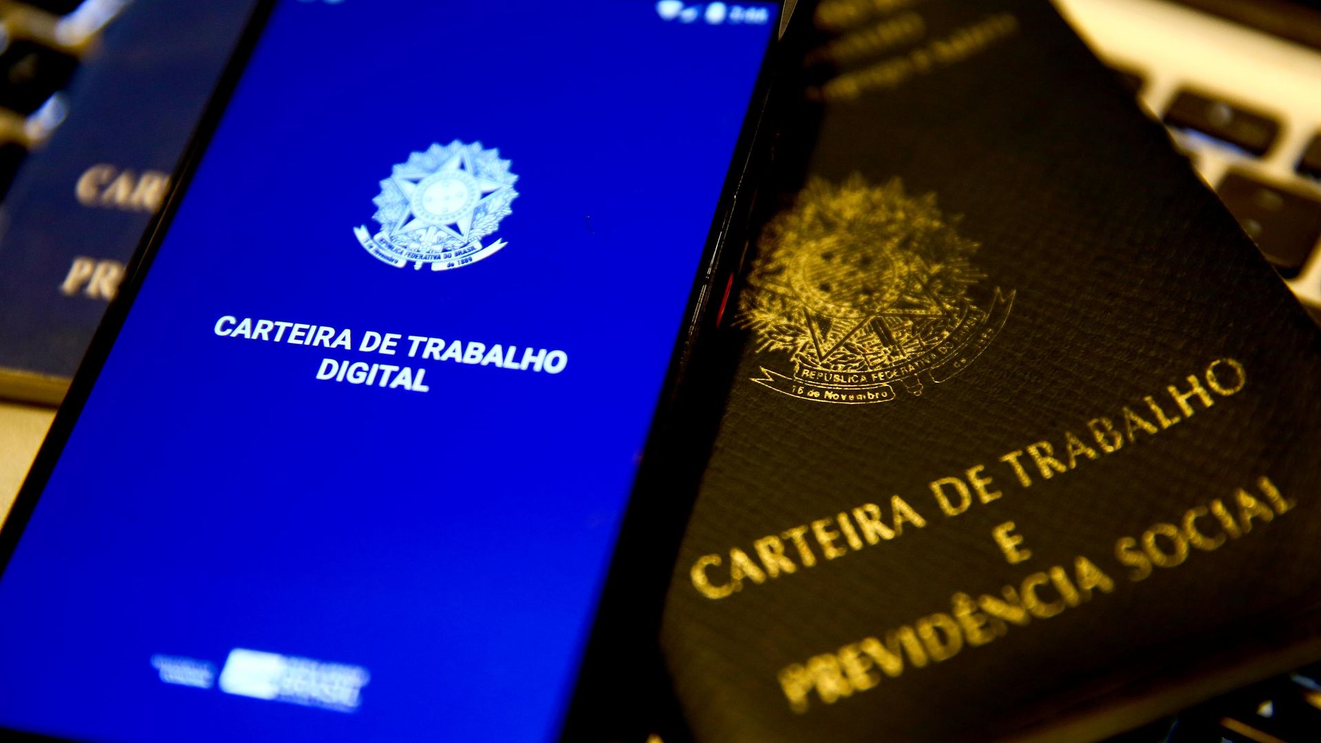 Desemprego recua para 5,3%, mas inadimplência atinge recorde
