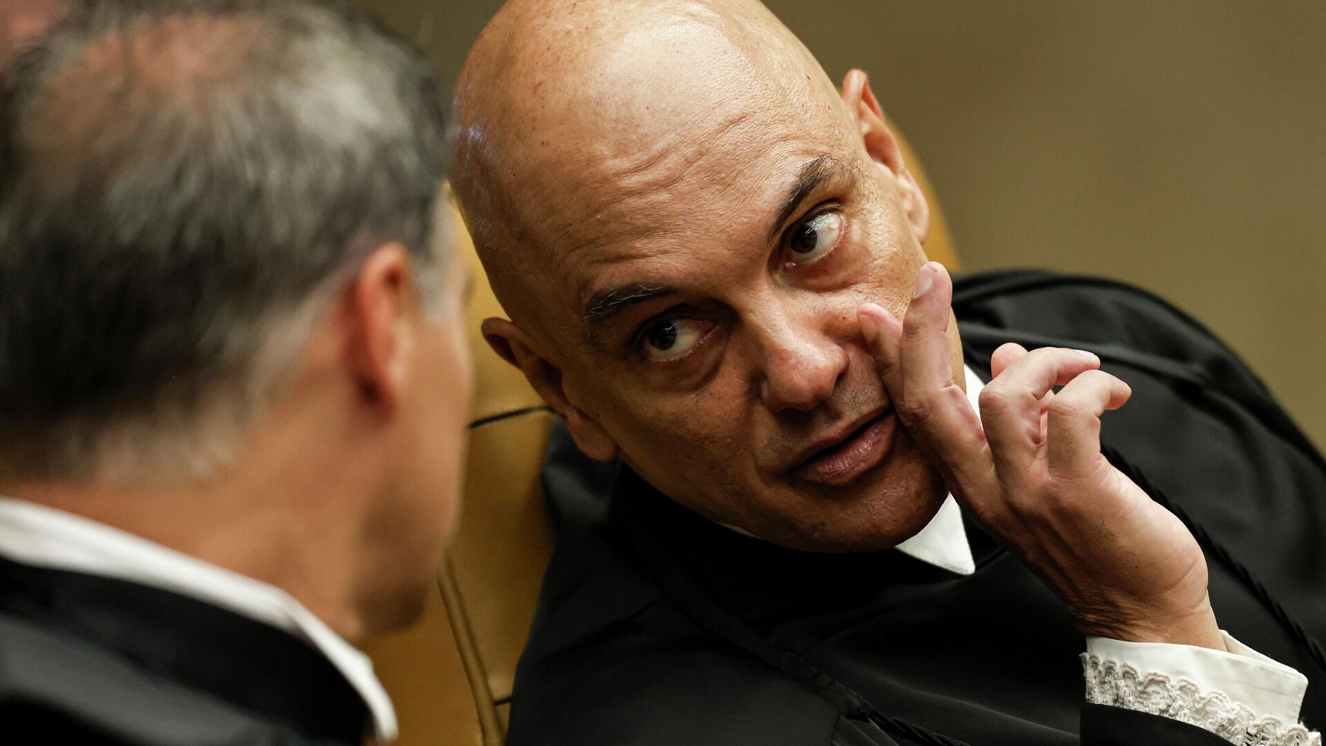 Moraes arquiva inquérito sobre malas sem inspeção em voo com políticos