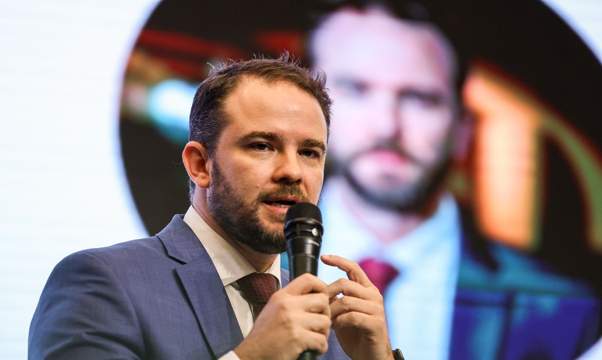 Durigan assume Fazenda sob pressão fiscal e enfrenta desafios herdados de Haddad