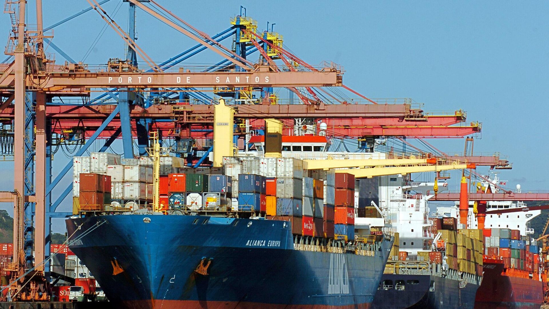 EUA avaliam sobretaxas que podem elevar tarifas sobre produtos brasileiros