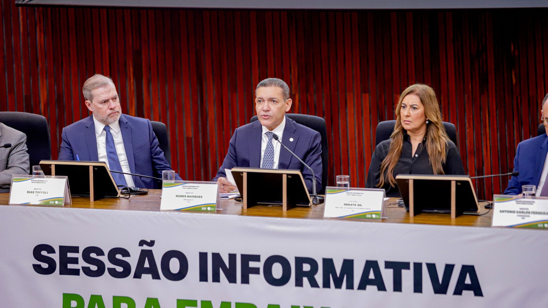 Presidente do TSE destaca transparência do sistema eleitoral em encontro com embaixadores