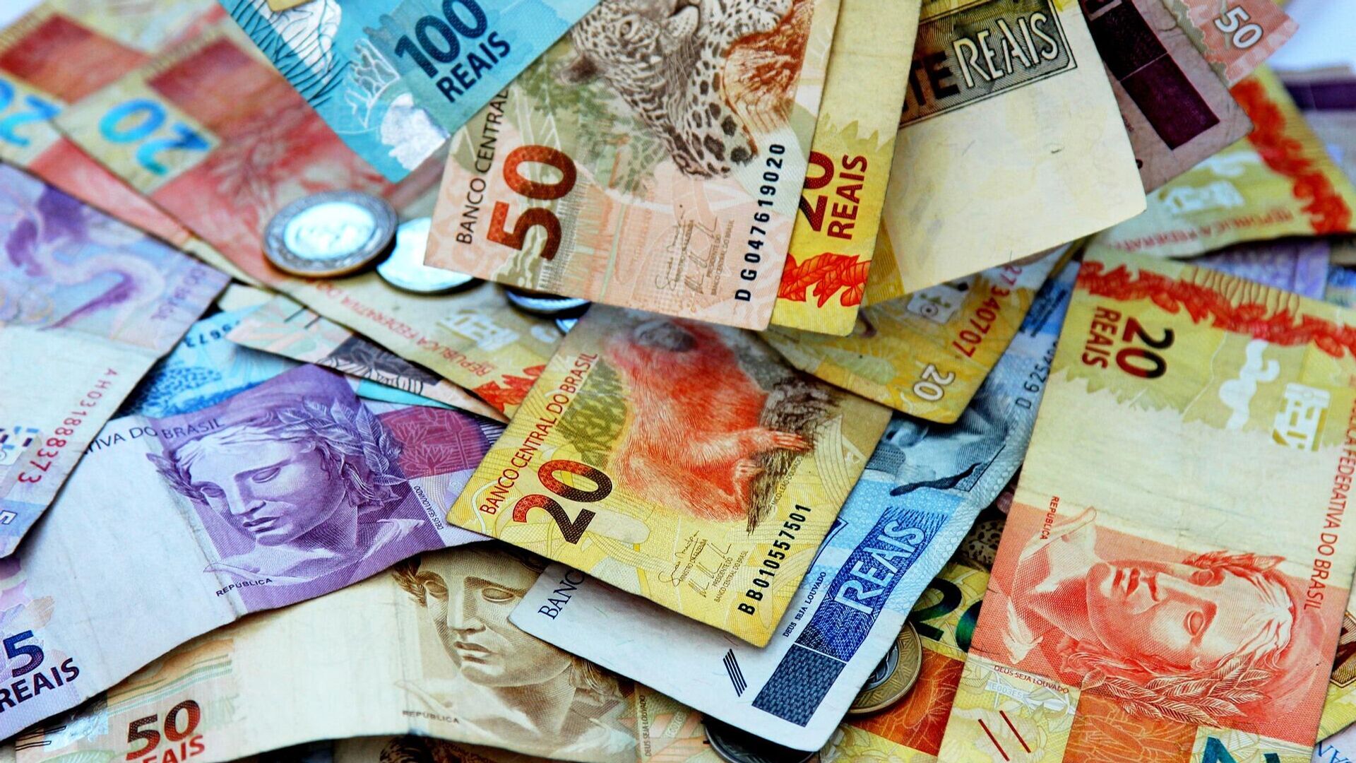 Lucro recorde dos bancos em 2025 reacende debate sobre impacto da Selic alta